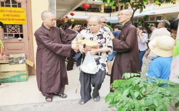 Kính mừng Phật đản, chùa Bửu Đà phát quà từ thiện